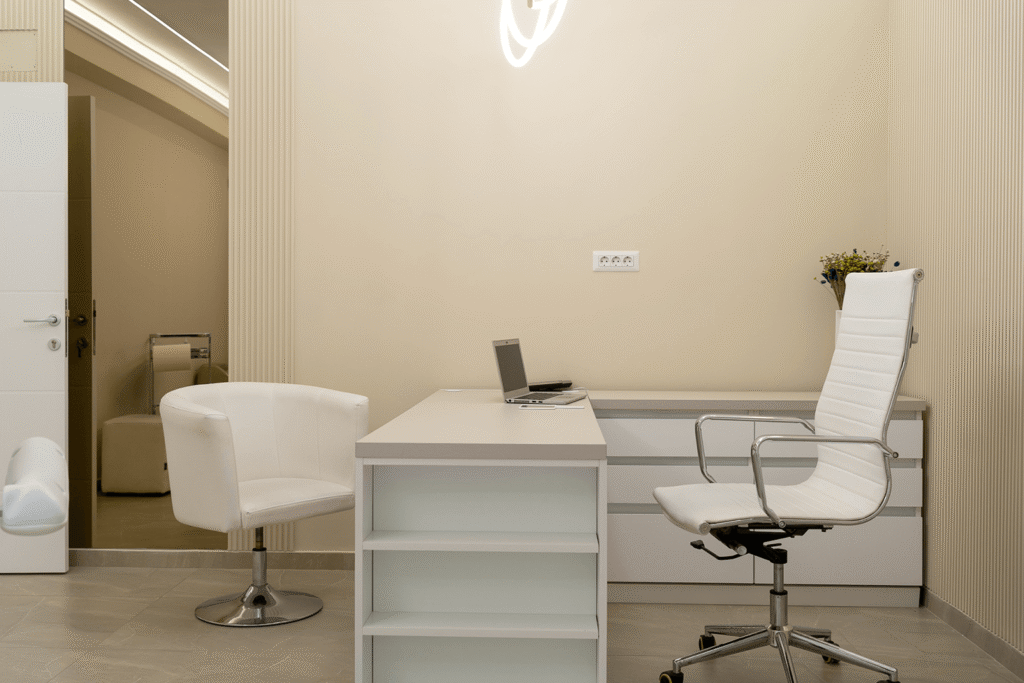 Etiquette - Consultația estetică – primul pas către rezultate naturale